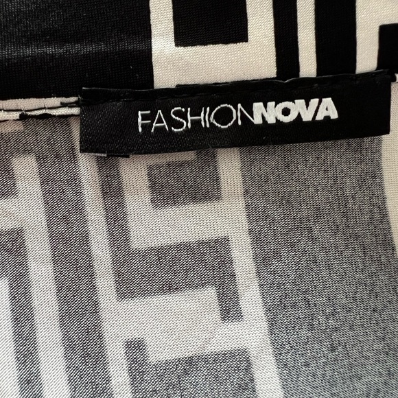 Blouse with black and gold details. Never worn - Picture 4 of 4